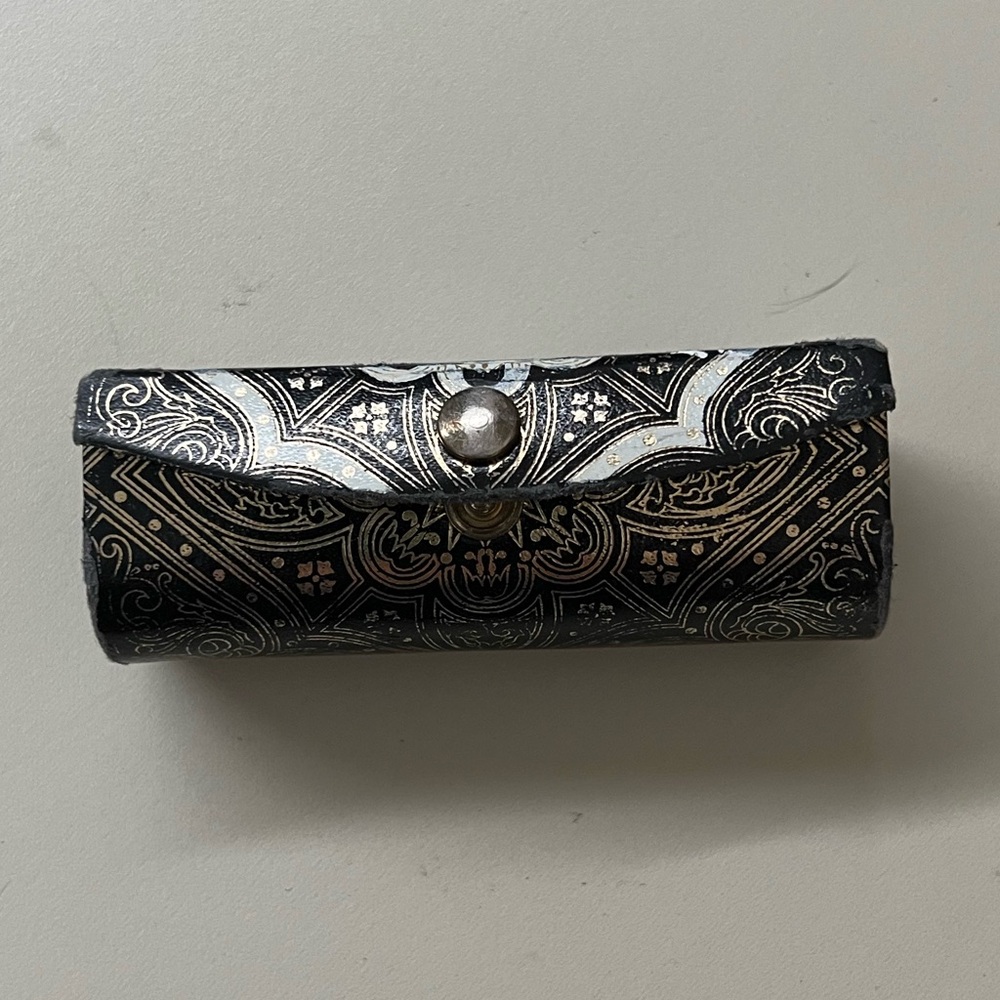 VINTAGE LIPSTICK CARRYING CASE